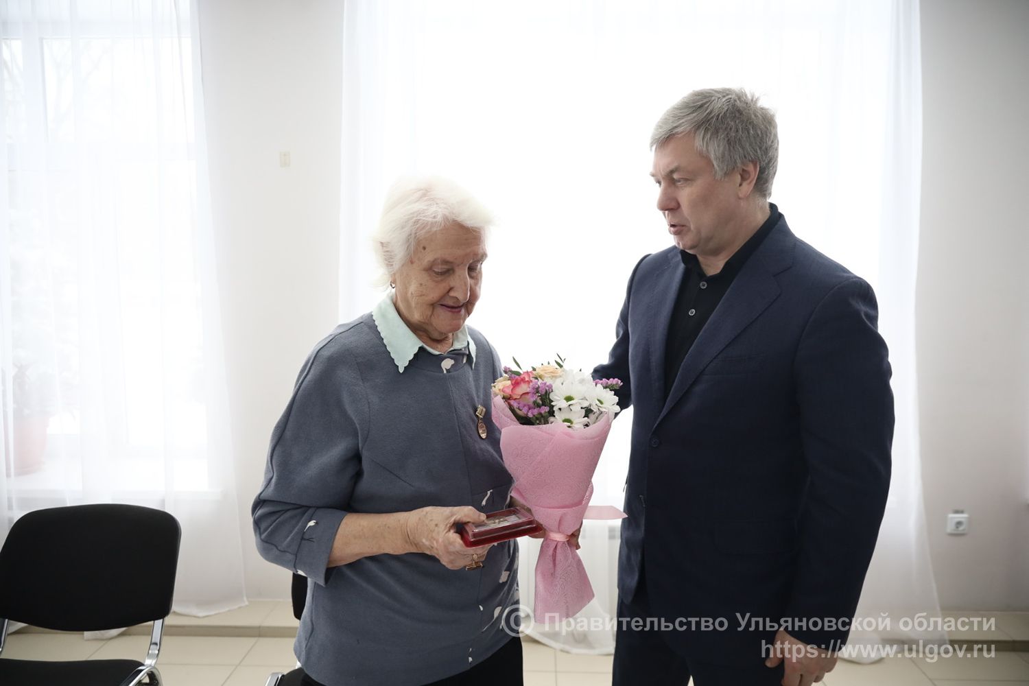 Алексей Русских вручил пяти ветеранам Почетные знаки «В честь 80-летия полного освобождения Ленинграда от фашистской блокады».