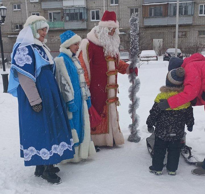 Поздравление от Деда Мороза и Снегурочки.