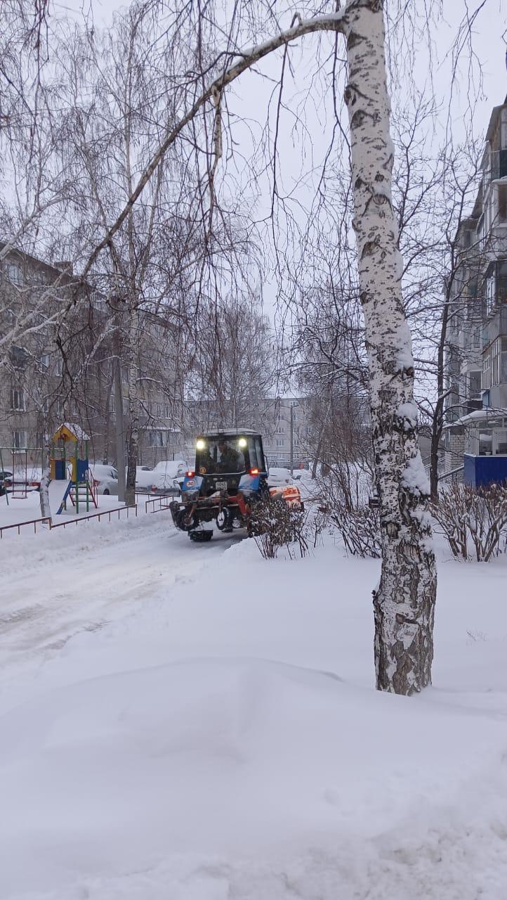 Идет борьба со снегопадом.