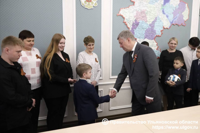 Губернатор Ульяновской области Алексей Русских встретился с участниками проекта «Расту в семье Героя». Губернатор Ульяновской области Алексей Русских встретился с участниками проекта «Расту в семье Героя».