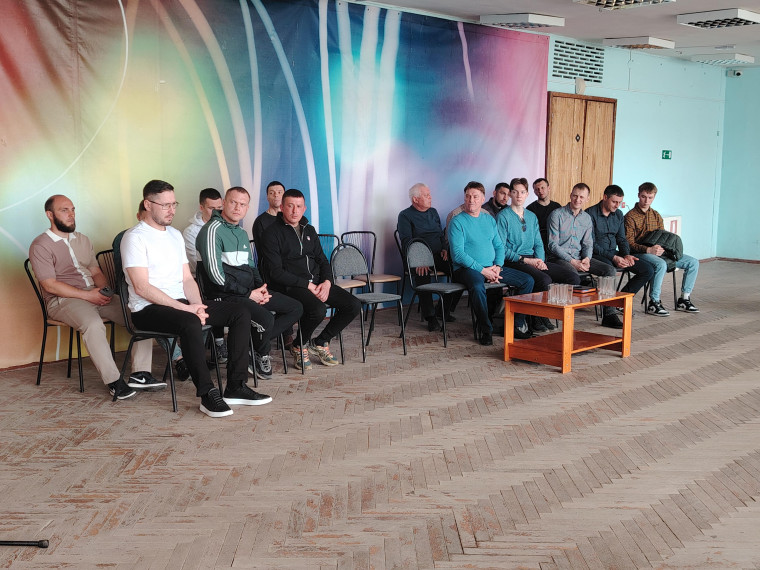 Встреча новоульяновской хоккейной команды «Цементник».