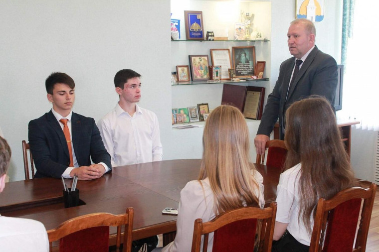 Сегодня, Глава Новоульяновска провел уже ставшую традиционной встречу с медалистами и отличниками учебы школ нашего муниципалитета.
